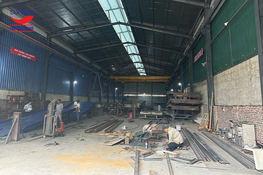 Sản xuất cầu dẫn xe nâng tại nhà máy cơ khí Tân Phát tại thôn Thiên Đông, xã Mỹ Hưng, huyện Thanh Trì, Hà Nội.