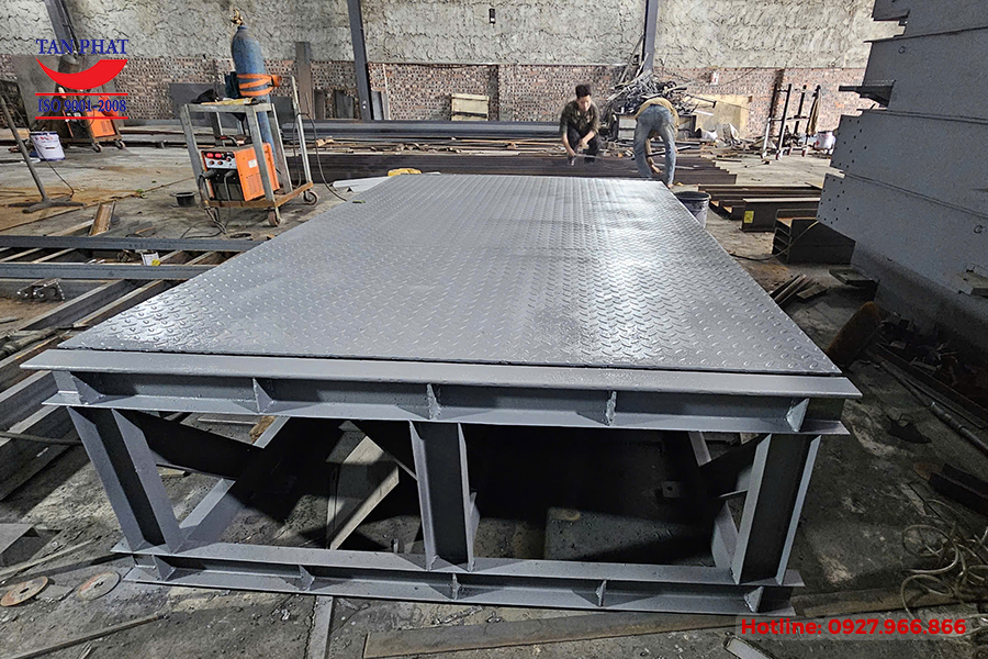 Hình ảnh dock leveler 6 tấn gia công tại xưởng cơ khí Tân Phát.