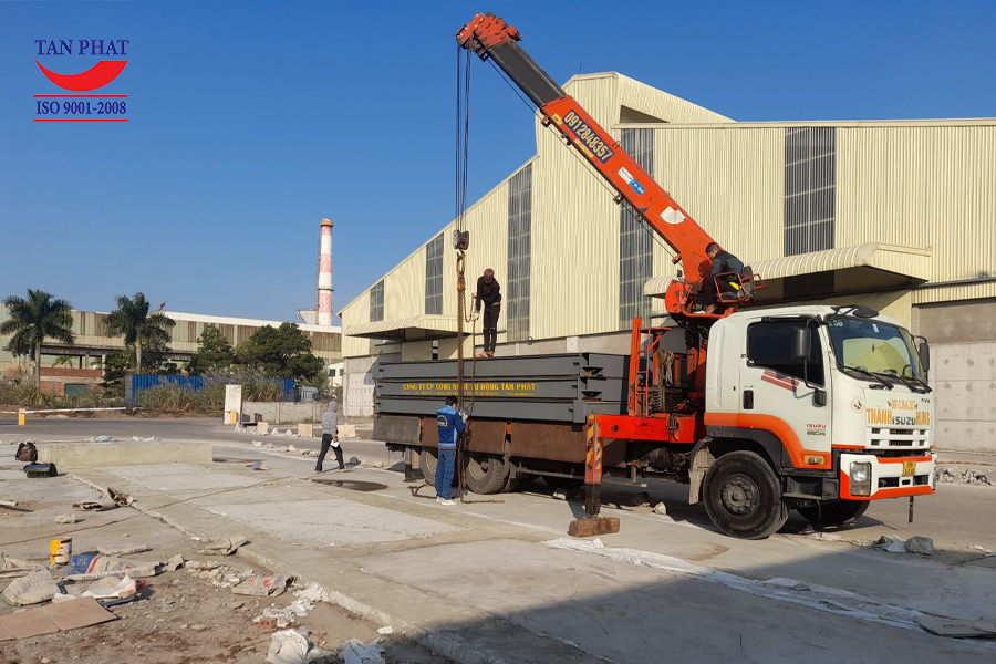 Tân Phát vận chuyển bàn cân và thiết bị đến vị trí lắp đặt trạm cân ô tô 80 tấn - 18x3m