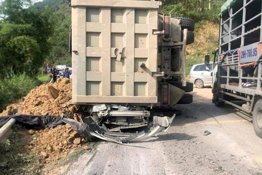 Xe vận chuyển chở quá tải trọng gây tai nạn giao thông