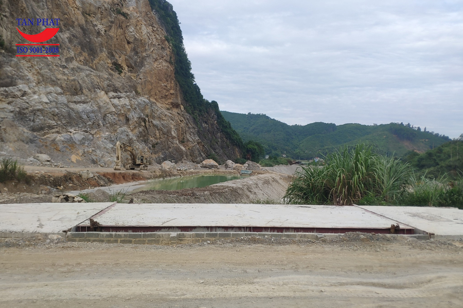 Cân 100 tấn thiết kế bàn cân bê tông 12m phù hợp cho các xe vận chuyển chuyên dụng tại mỏ đá.