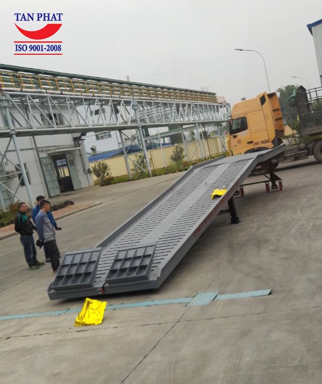 Cầu dẫn xe nâng lên container (2 khúc)