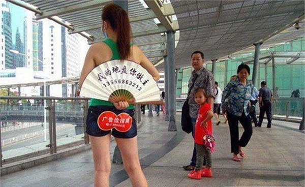 quảng cáo trên cơ thể phụ nư