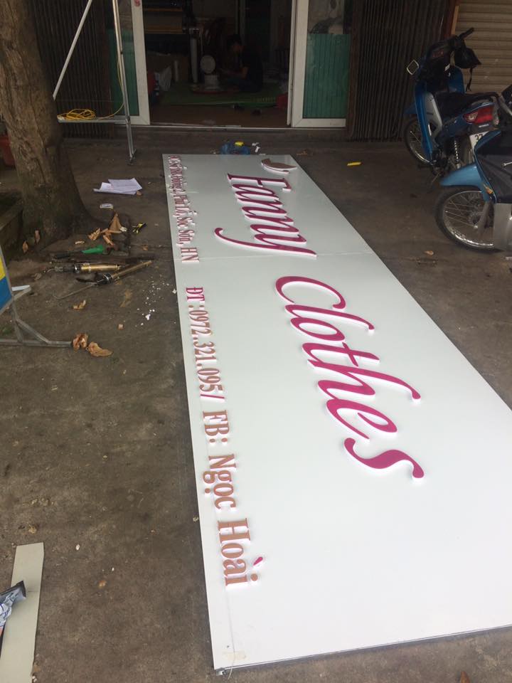 Biển bảng quần áo chữ nổi mica fanny clothes