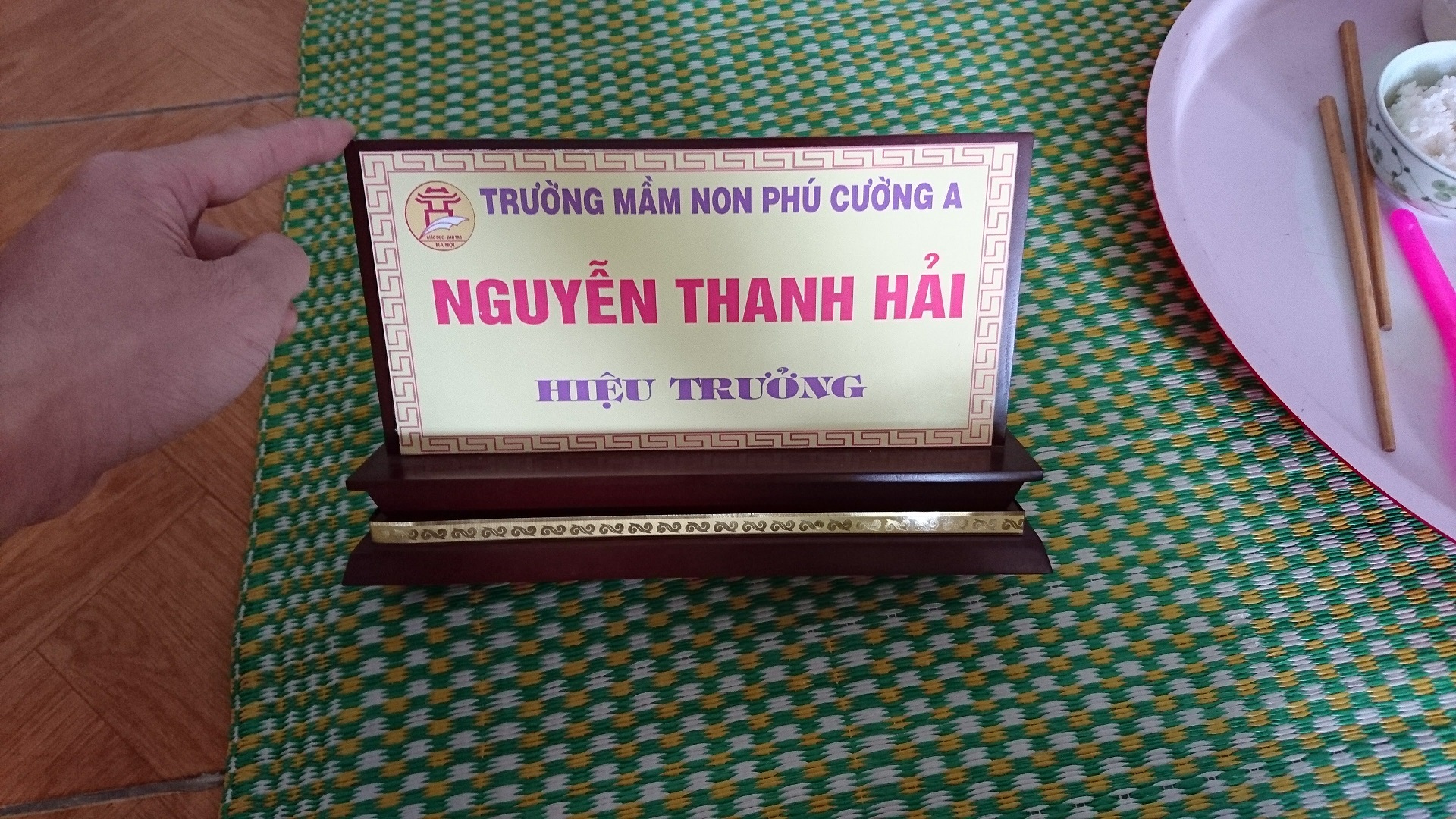 biển tên để bàn bằng gỗ