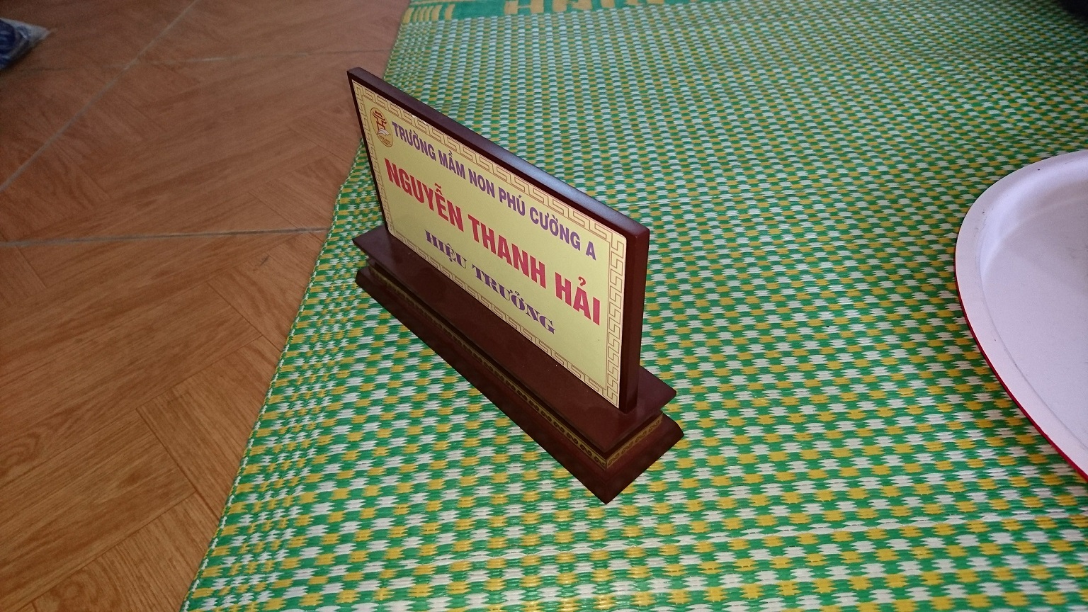 biển chức danh để bàn gỗ