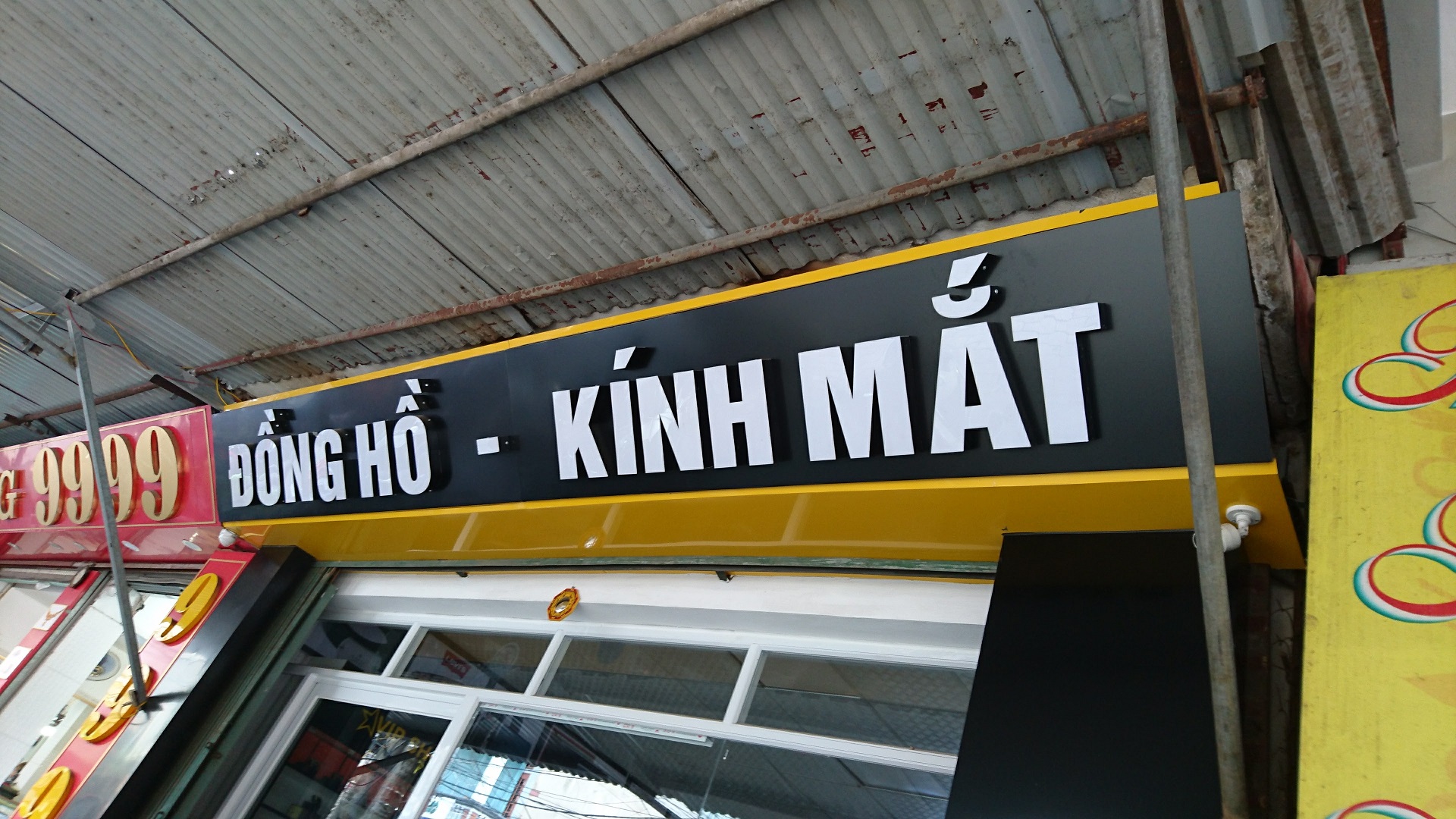 Biển quảng cáo mica  - Đồng hồ mắt kính