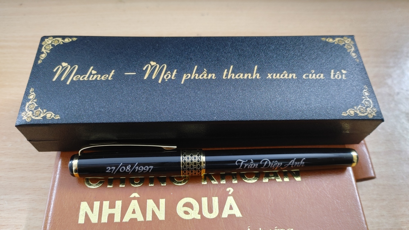 Hộp bút giả da khắc tên làm quà tặng