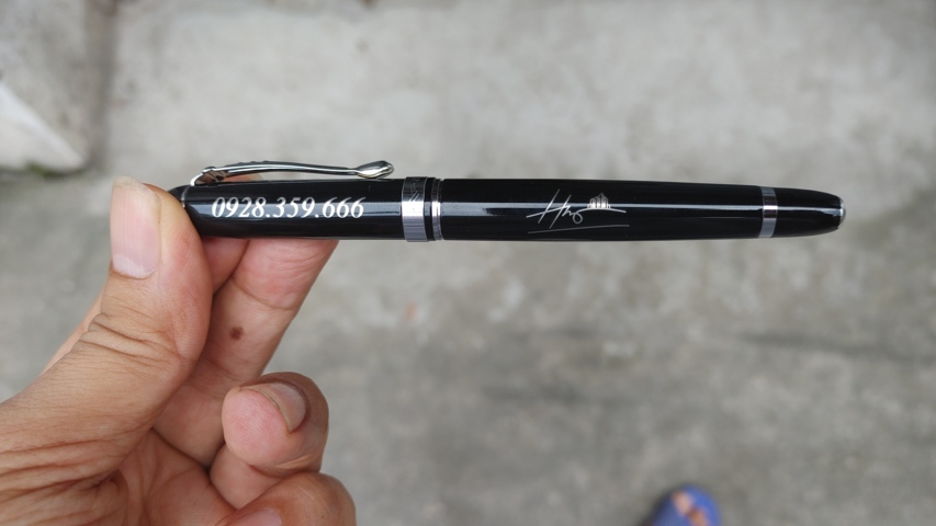 Bút ký khắc tên và chữ ký