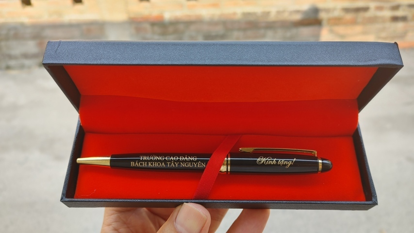Quà tặng doanh nghiệp - Bút ký khắc tên Trường Cao Đẳng Bách Khoa Tây Nguyên