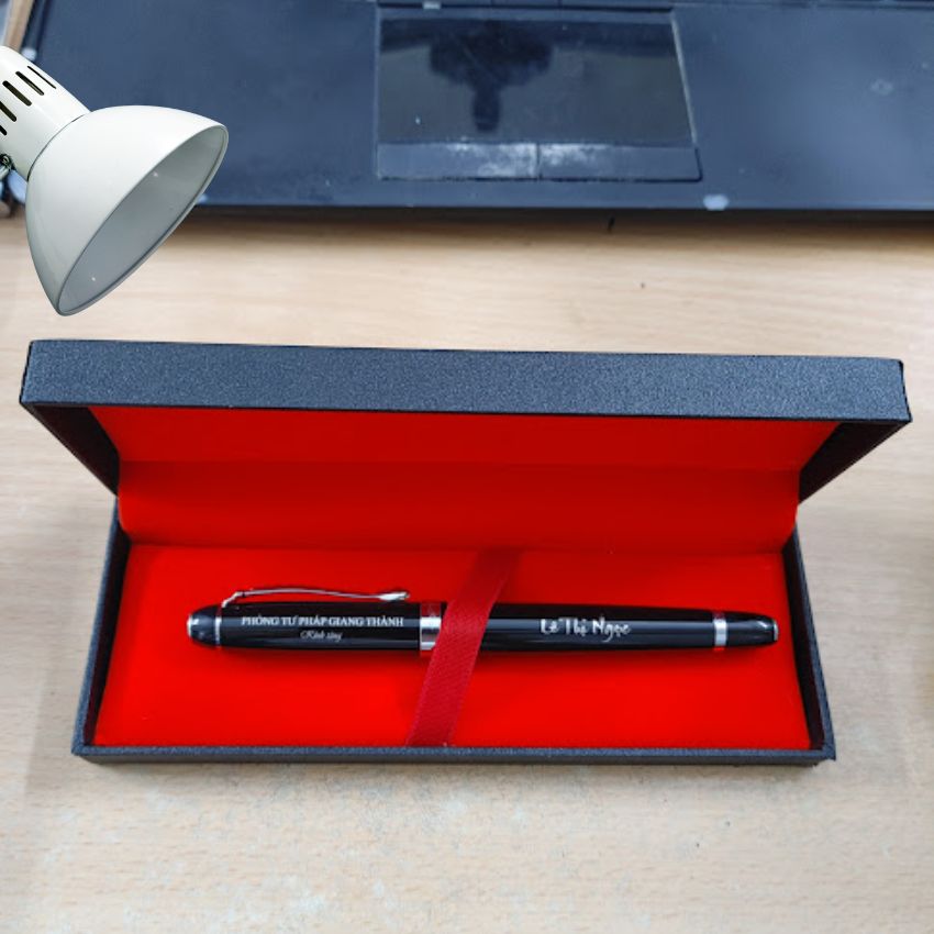 Bút ký màu đen, khắc trắng