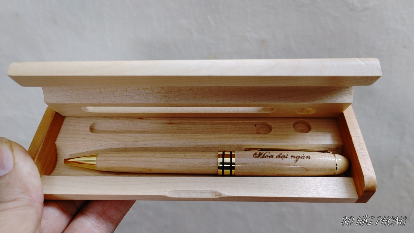 Bút bi gỗ khắc tên