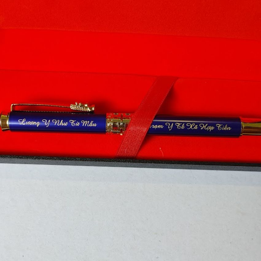 Bút ký màu xanh, khắc trắng