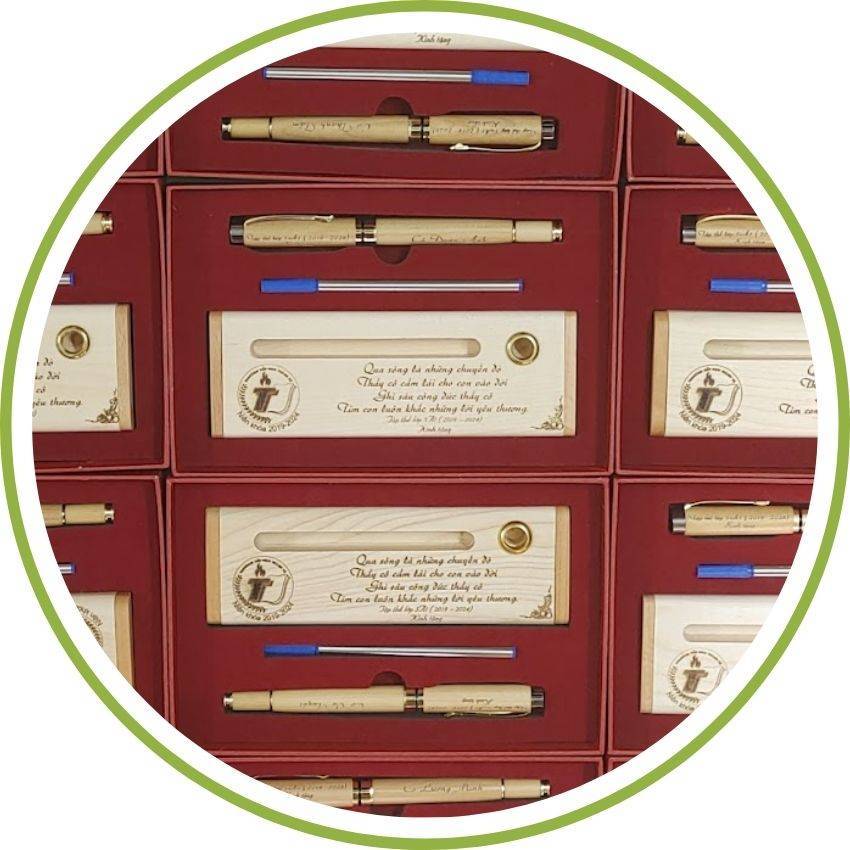 Quà tặng bút gỗ khắc tên