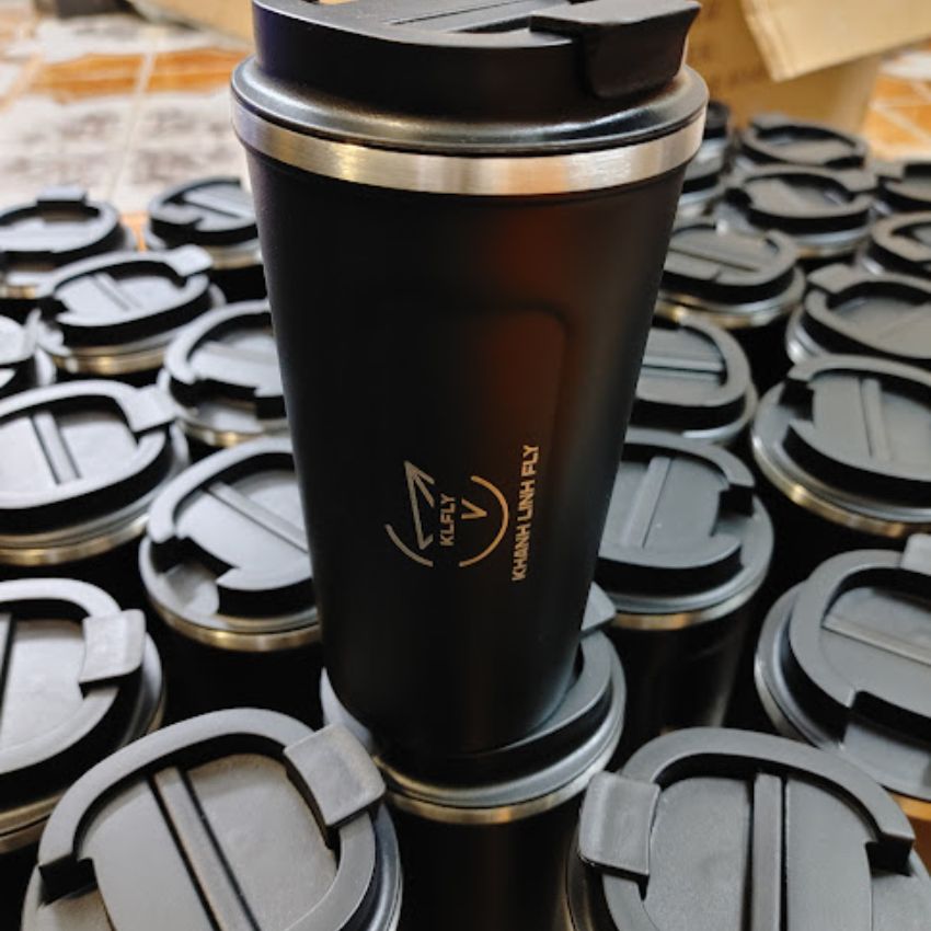 Cốc giữ nhiệt khắc tên – Quà tặng doanh nghiệp với logo thương hiệu ăn sâu vào tâm trí khách hàng