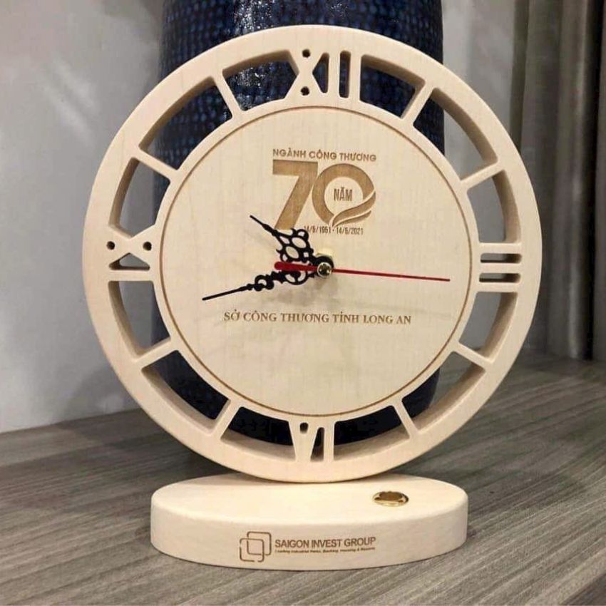 Dong-ho-go-de-ban-khac-hinh (In khắc laser theo yêu cầu)