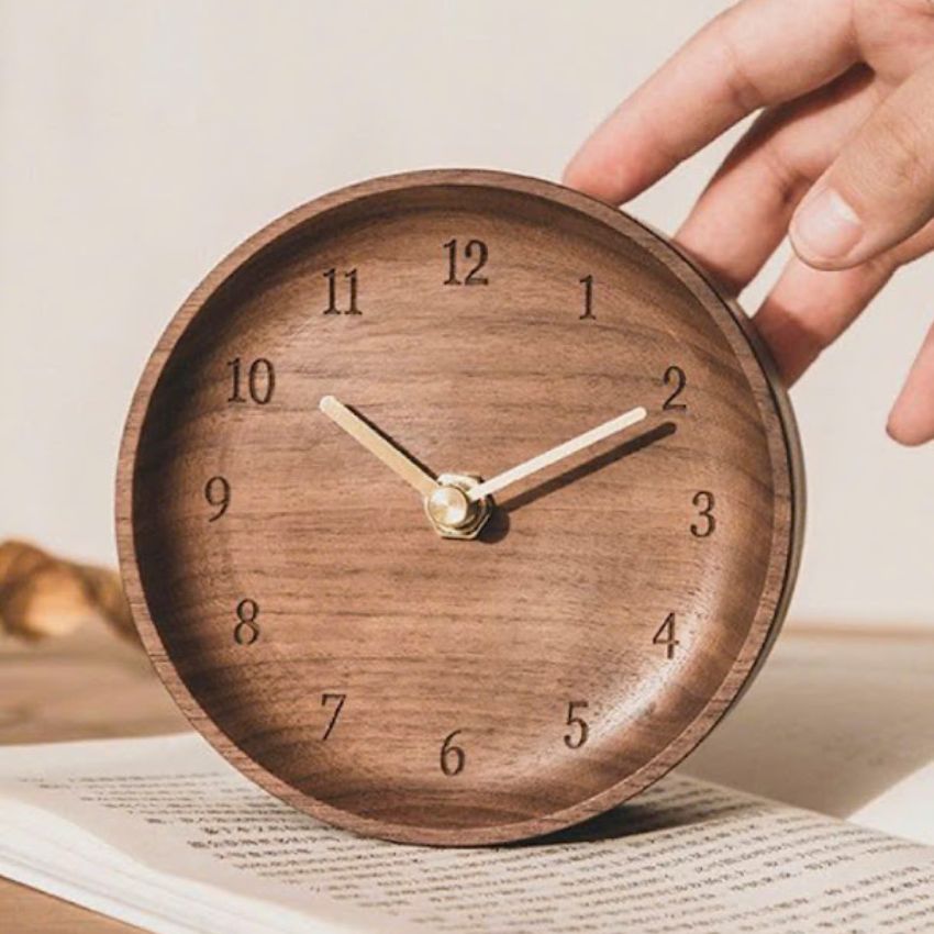 Dong-ho-go-de-ban-khac-hinh (In khắc laser theo yêu cầu)