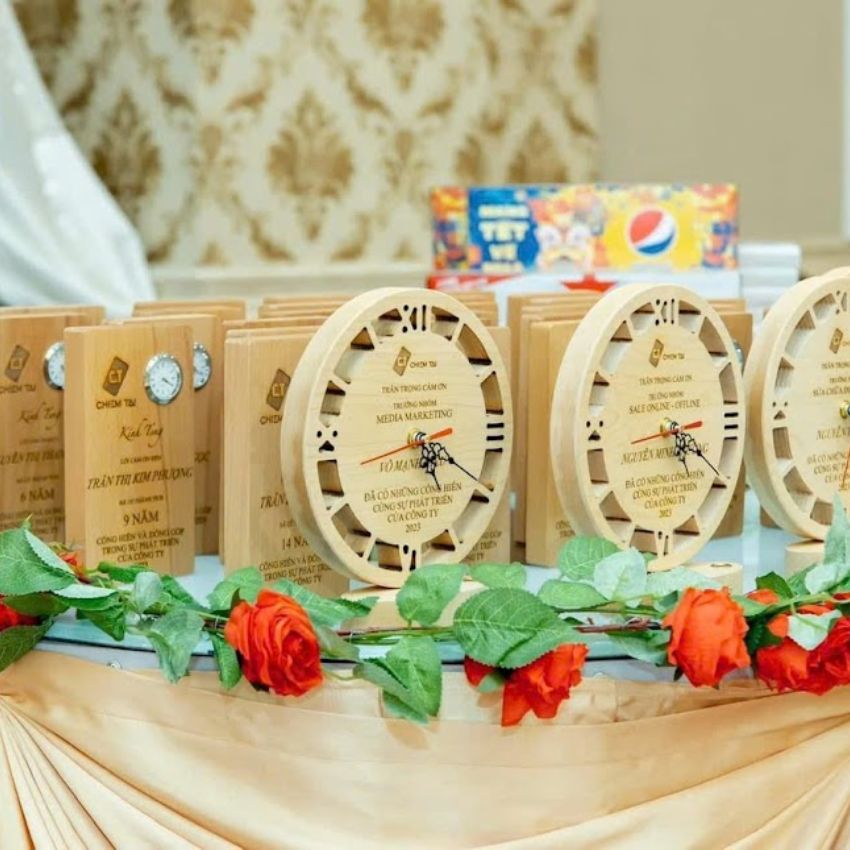 Dong-ho-go-de-ban-khac-hinh (In khắc laser theo yêu cầu)