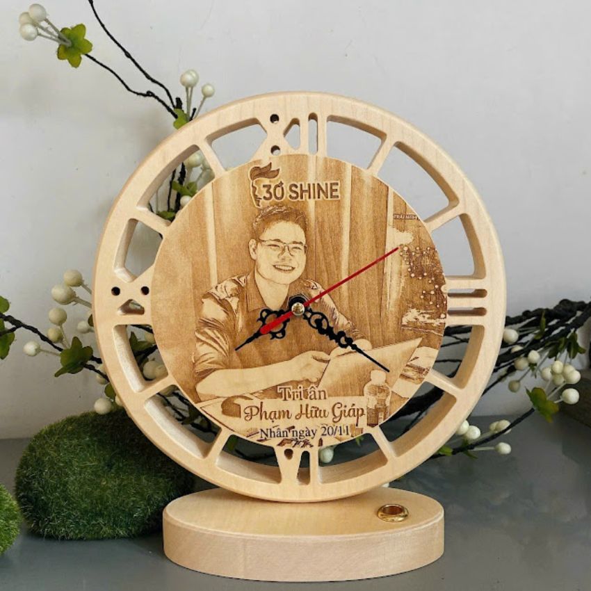 Dong-ho-go-de-ban-khac-hinh-qua-tang-doanh-nghiep