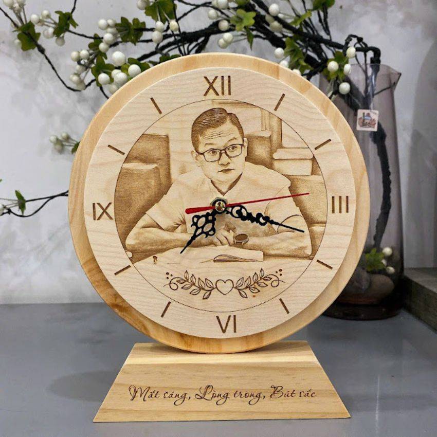 Đồng hồ gỗ khắc hình - Quà tặng độc