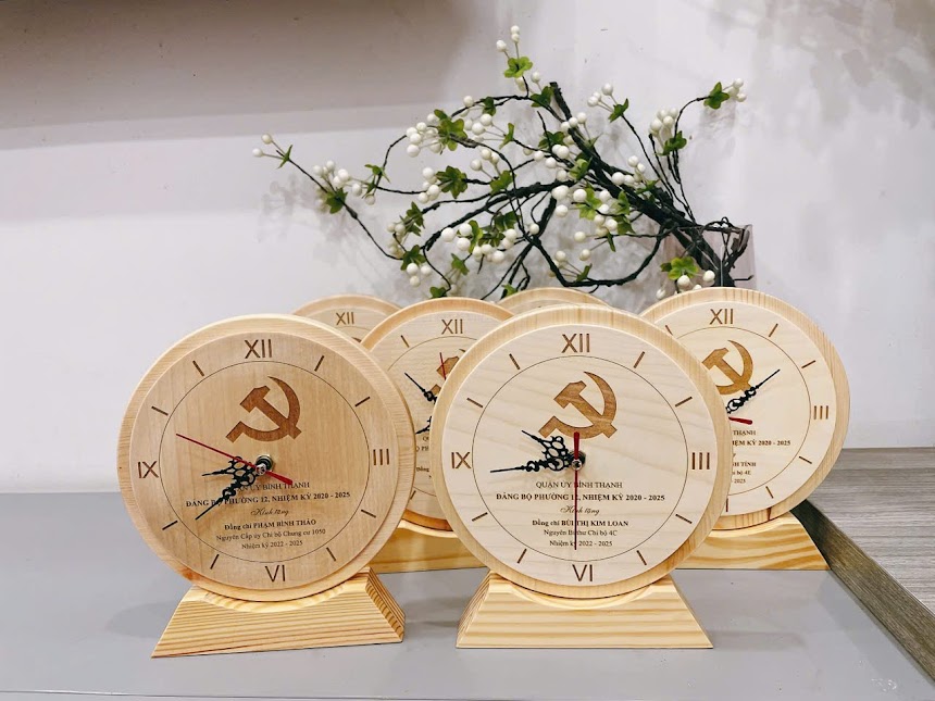 Dong-ho-go-de-ban-khac-hinh (In khắc laser theo yêu cầu)