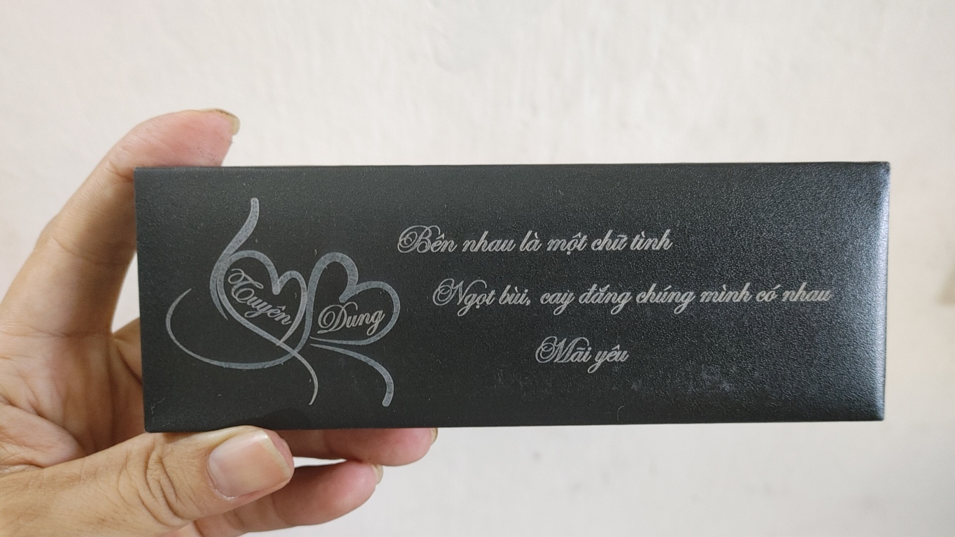 Hộp bút khắc tên