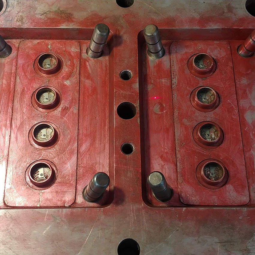 Khuôn ép nhựa khắc logo bằng máy khắc laser fiber