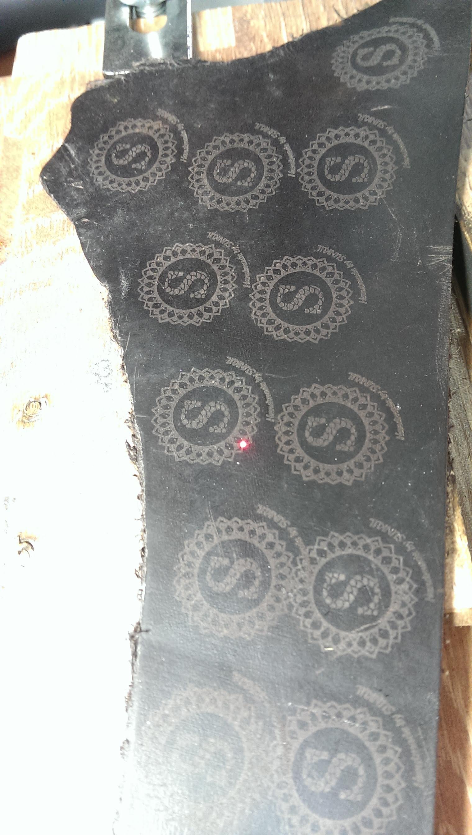 Khắc trắng trên da bằng máy khắc laser fiber