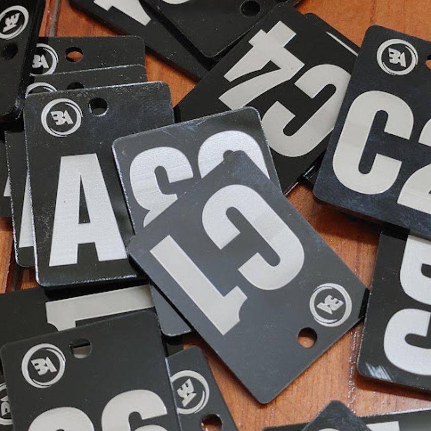 Móc khoá Mica khắc laser treo tủ để đồ