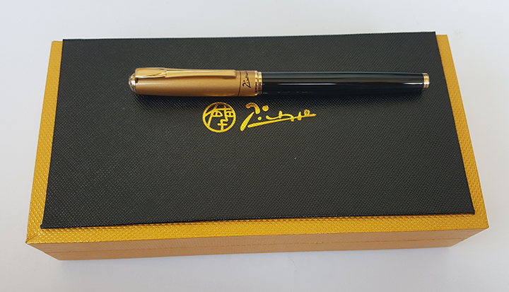 Bút máy Picasso 906 phiên bản ngòi cong, đen vàng