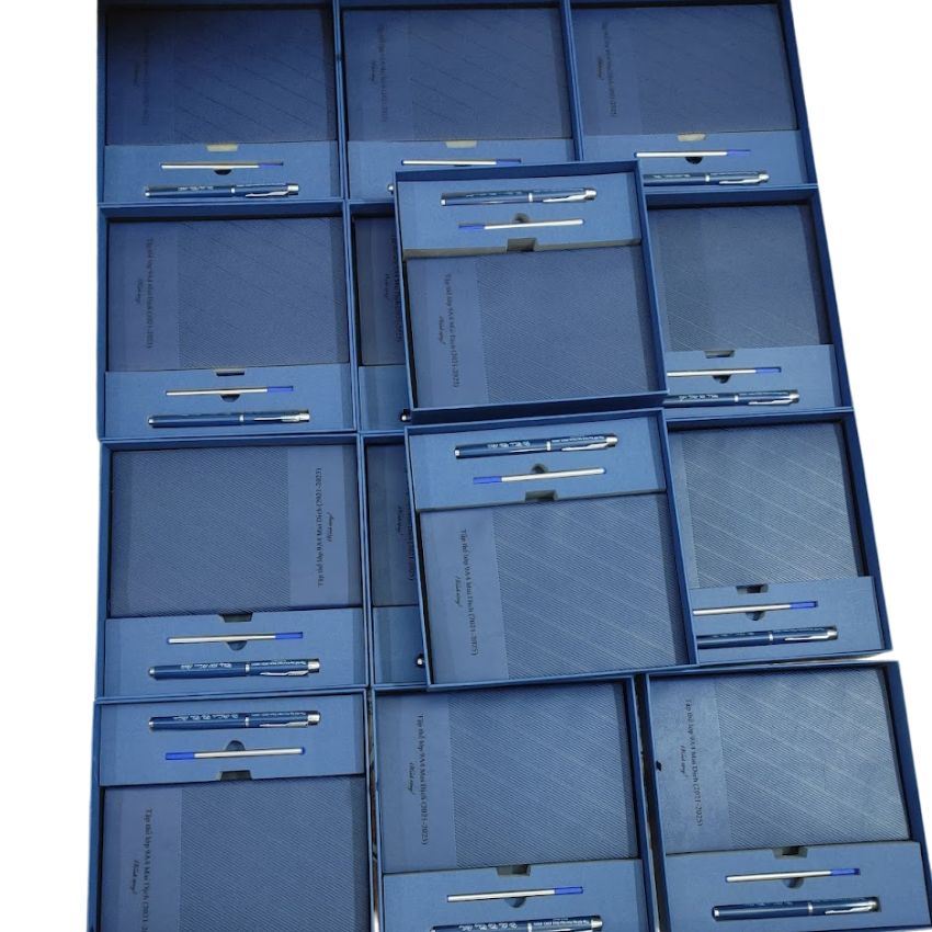 Set-so-bia-da-but-ky-khac-ten-Qua-tang-thay-co