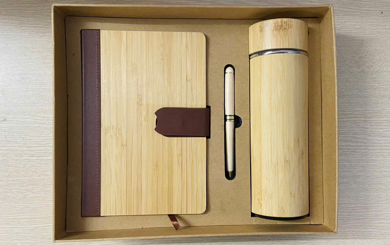 Set Sổ bìa tre, bình giữ nhiệt tre khắc tên theo yêu ccầu làm quà tặng doanh nghiệp và quà tặng  cá nhân
