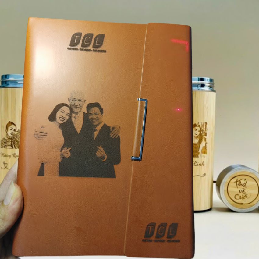 Khac anh bang may khac laser tren so bia da cao cap