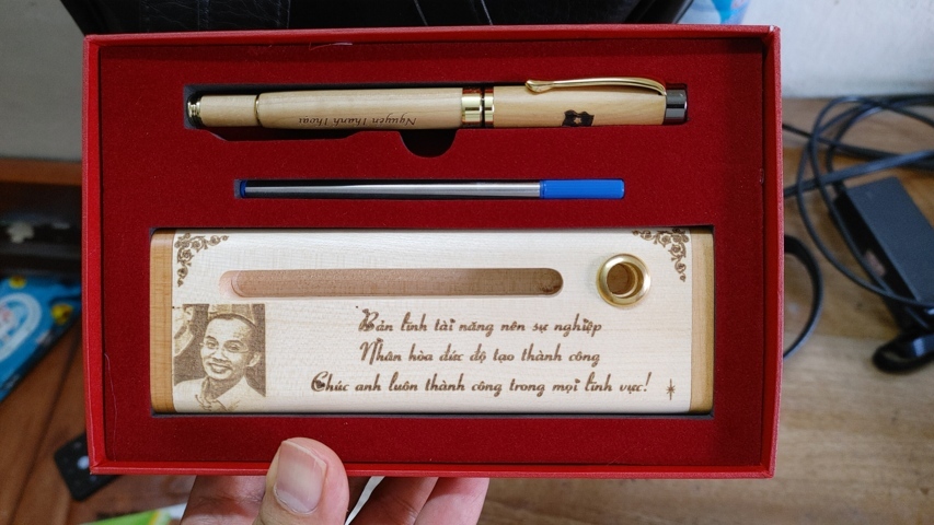 Hộp bút gỗ khắc hình theo yêu cầu