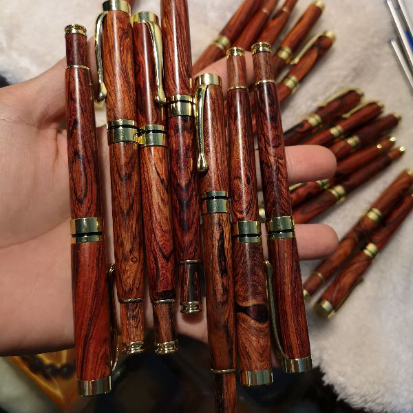 Thông số kỹ thuật của bút gỗ khắc tên - Bút gỗ có nắp BGHP-02 Chất liệu: gỗ tự nhiên + kim loại chiều dài: 15cm đường kính: 1.2cm trong lượng: 30-40g Ruột bút: Bút bi nước kim loại nhập khẩu màu xanh, đen