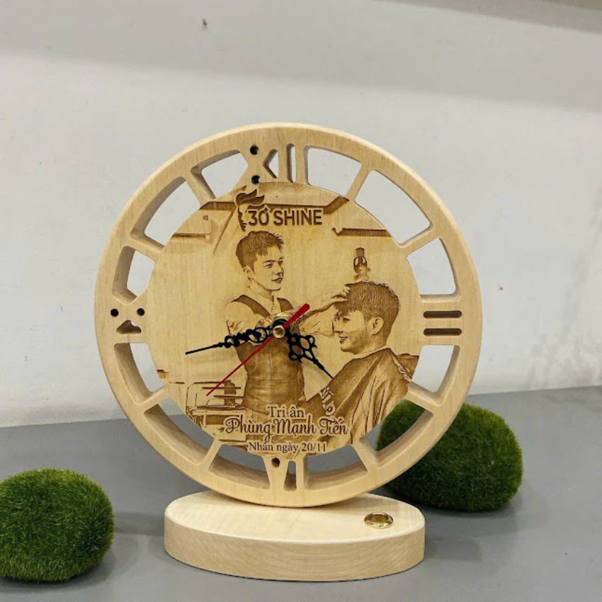 Đồng hồ gỗ khắc laser theo yêu cầu doanh nghiệp