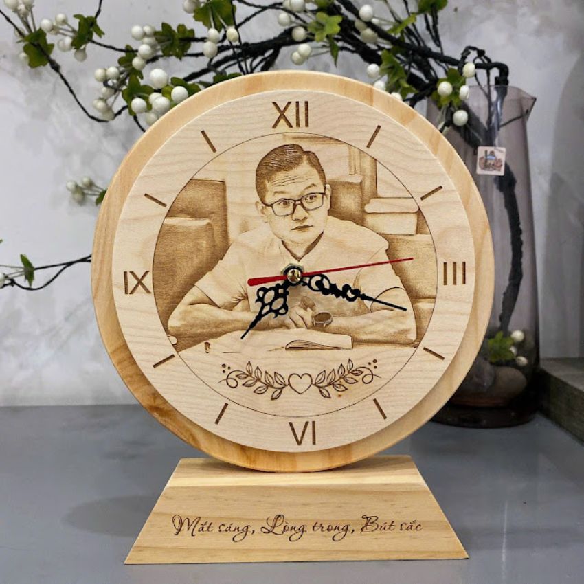 Đồng hồ gỗ khắc ảnh - quà tặng doanh nghiệp và quà tặng cá nhân