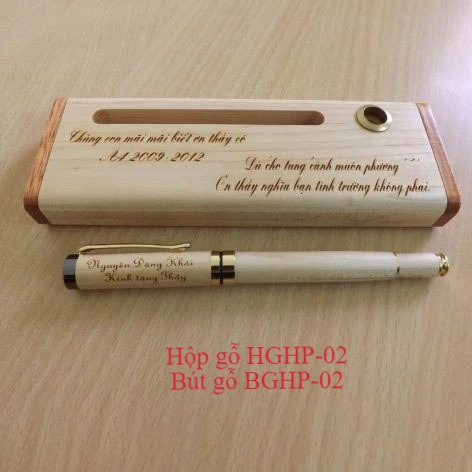 Thông số kỹ thuật của bút gỗ khắc tên - Bút gỗ có nắp BGHP-02 Chất liệu: gỗ tự nhiên + kim loại chiều dài: 15cm đường kính: 1.2cm trong lượng: 30-40g Ruột bút: Bút bi nước kim loại nhập khẩu màu xanh, đen