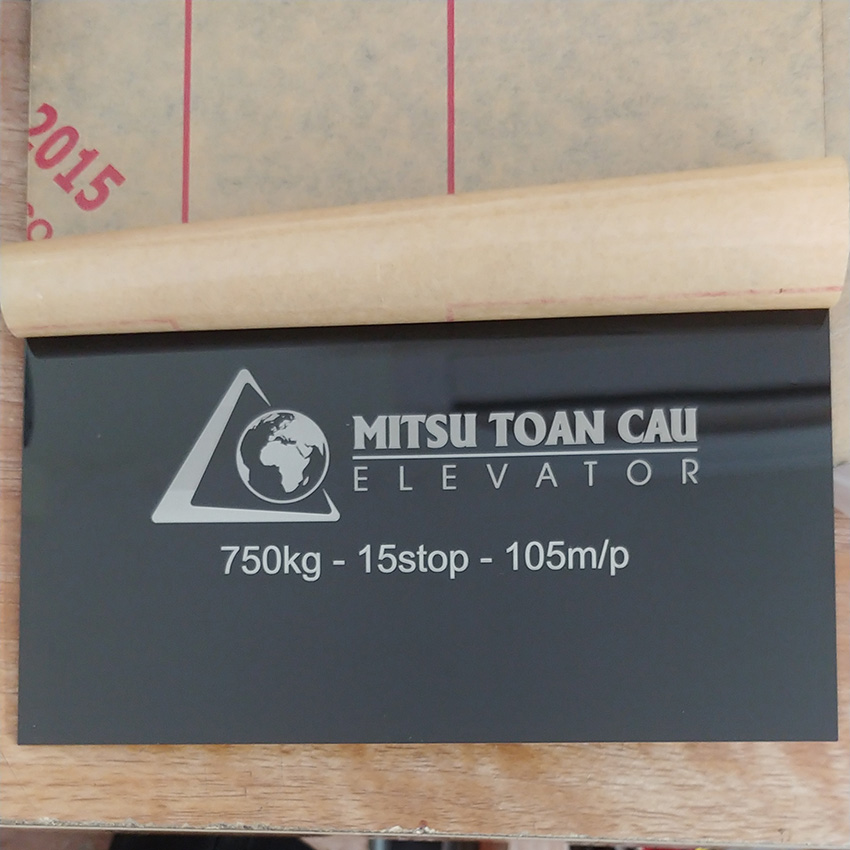 Mica đen khắc laser