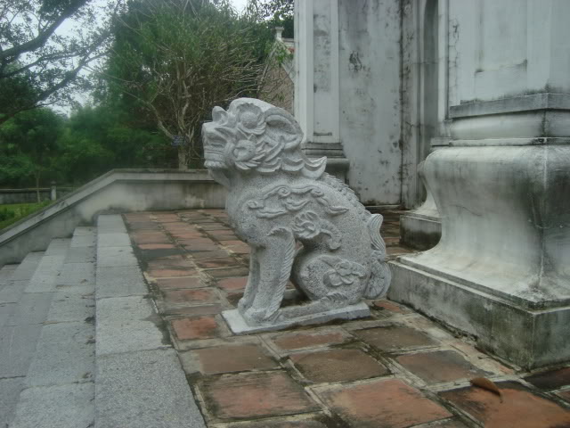 Nghê đát dạt trước cổng chùa