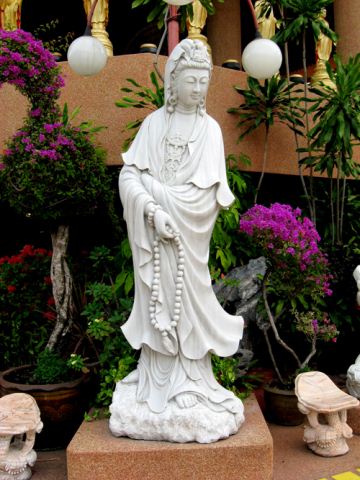 Tượng quan âm bồ tát cầm chuổi hạt