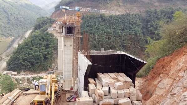 Hiện trường vụ tai nạn lao động khiến 4 công nhân thiệt mạng ngày 9.1 tại công trình xây dựng cầu suối Quanh (xã Trung Sơn, huyện Quan Hoá, tỉnh Thanh Hoá)