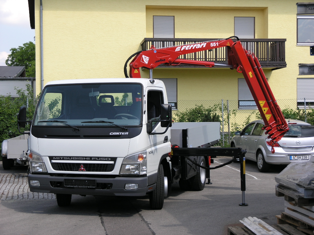 Cẩu gấp khúc Ferrari 2 tấn