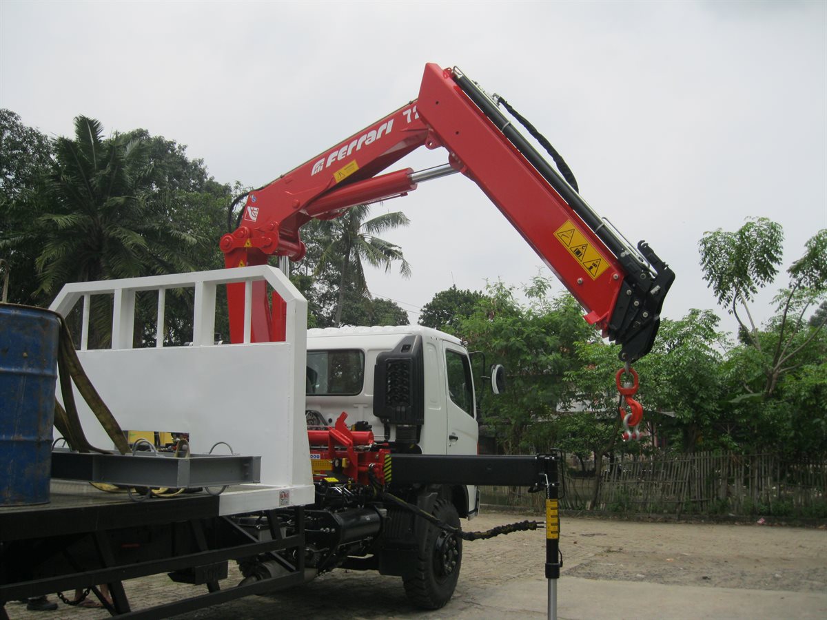 cẩu gấp khúc ferrari 721