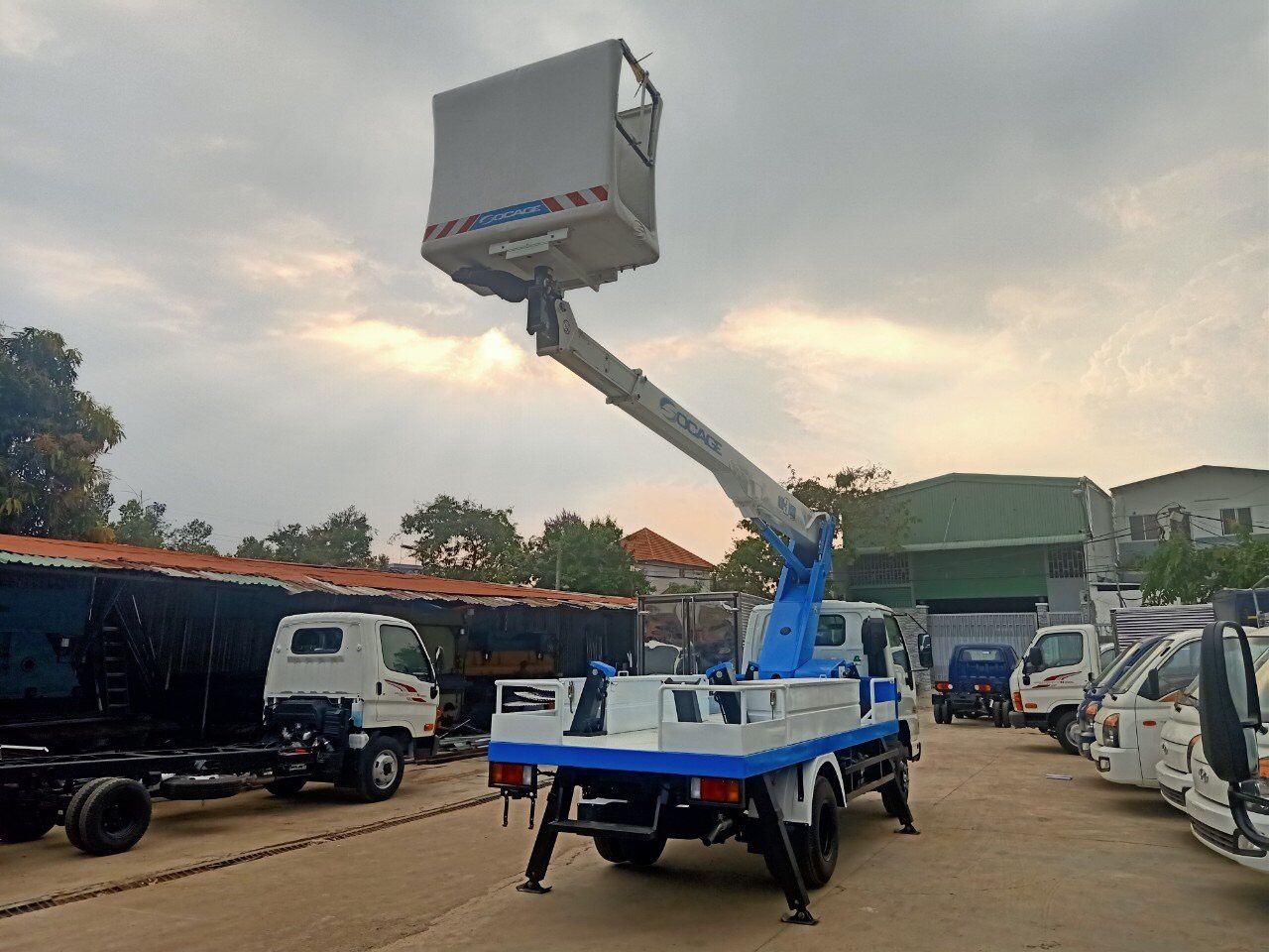 Xe ô tô nâng người socage 15 m