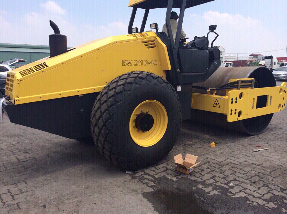 Giá cho thuê xe lu rung Bomag BW211D