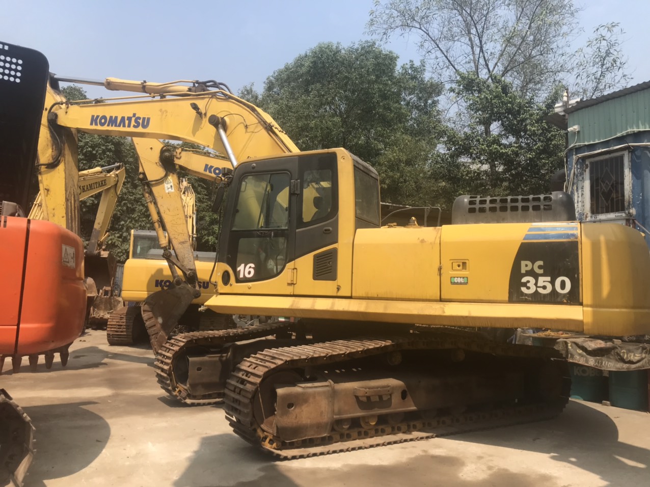 Giá cho thuê máy xúc đào bánh xích 350