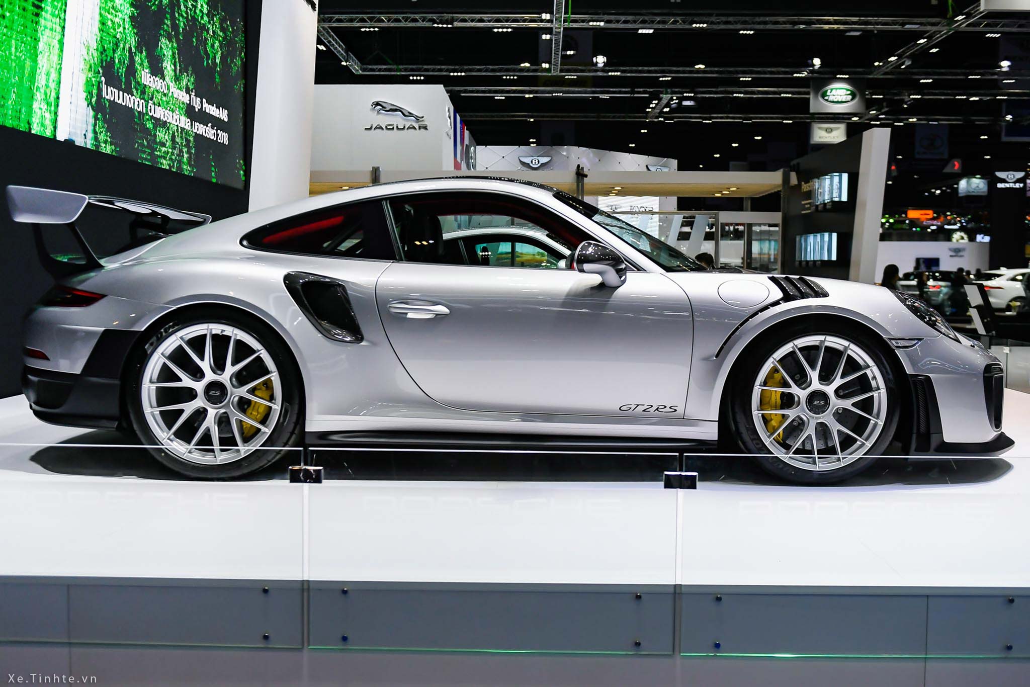 Tại sao bên hông xe hơi thường có khung cửa kính cố định phía sau