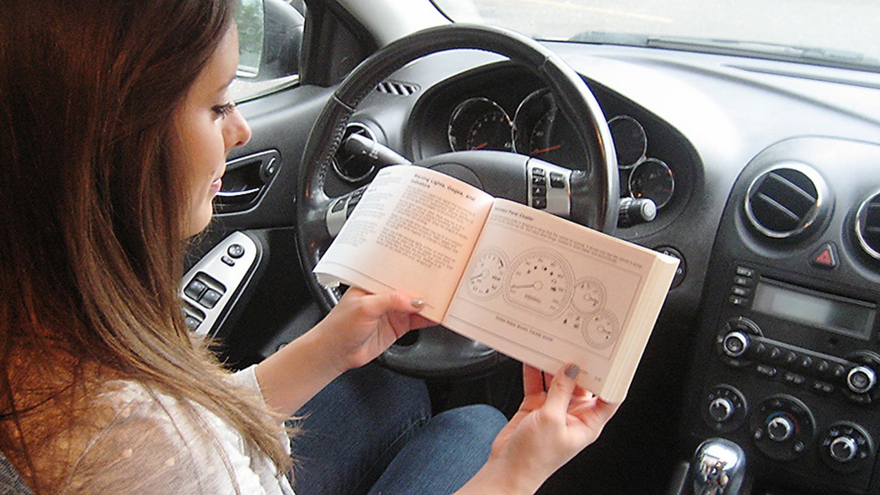 5 lý do nên đọc sách hướng dẫn sử dụng ô tô