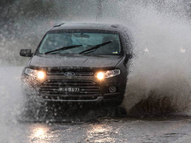 Bỏ túi 10 kinh nghiệm lái xe an toàn dưới trời mưa bão